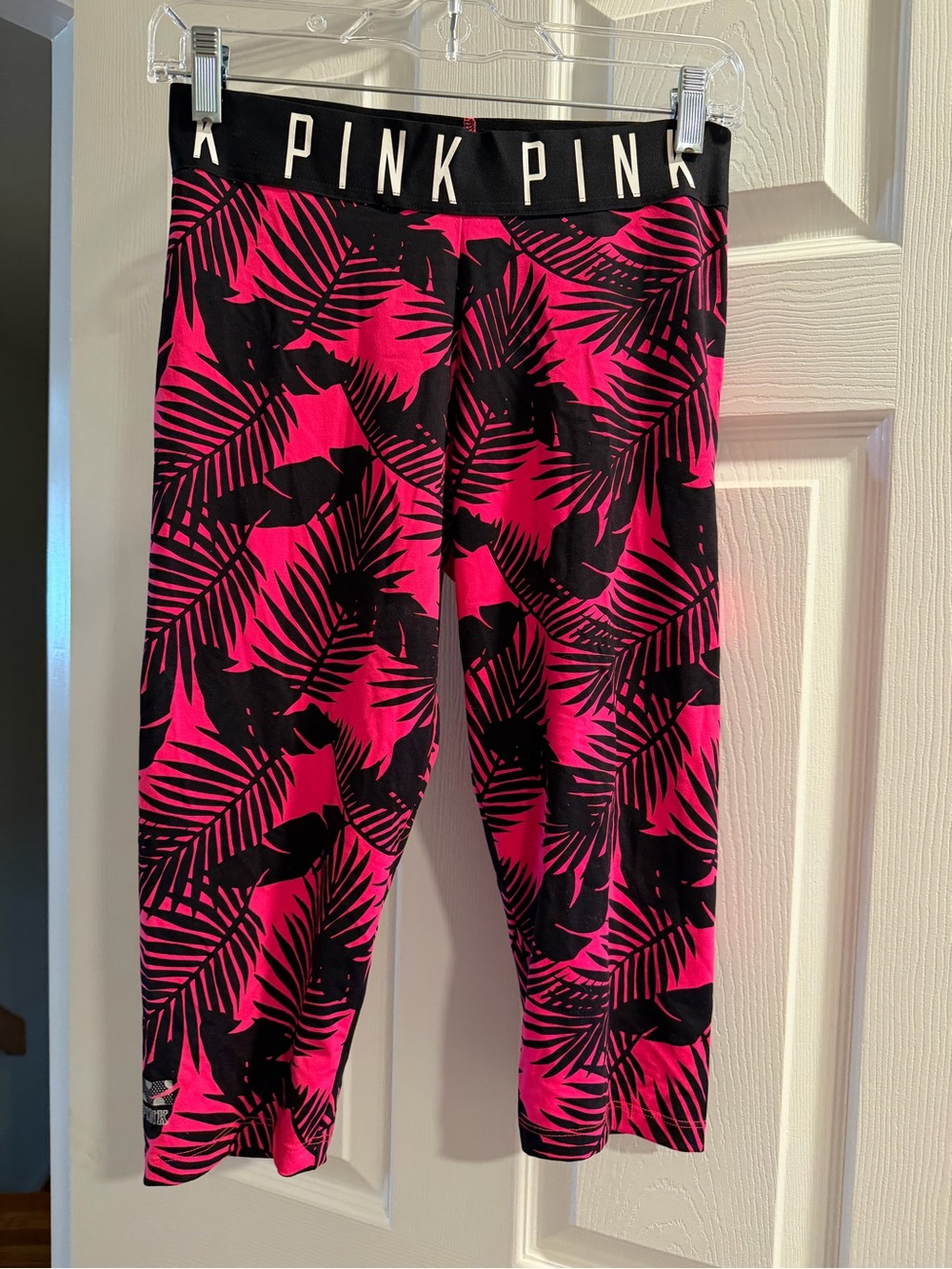 PINK Victoria's Secret woman’s Hot Pink & Black Palm Print Crop Leggings